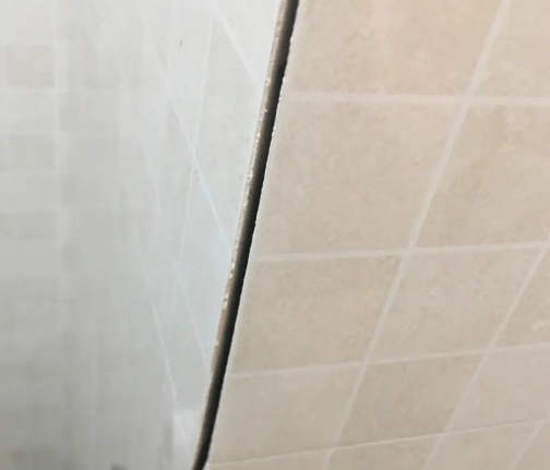 高邑瓷砖空鼓维修公司分享阳台瓷砖脱落的修复过程可以分为以下几个步骤