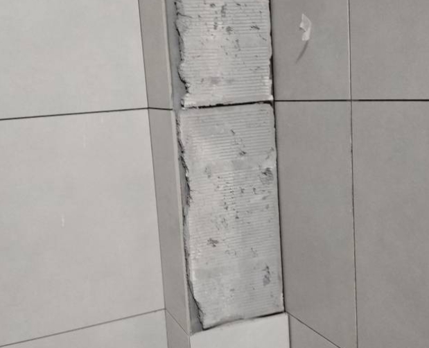 高邑瓷砖空鼓维修公司分享下瓷砖施工前基层浇水润湿程度不足，可能导致以下问题